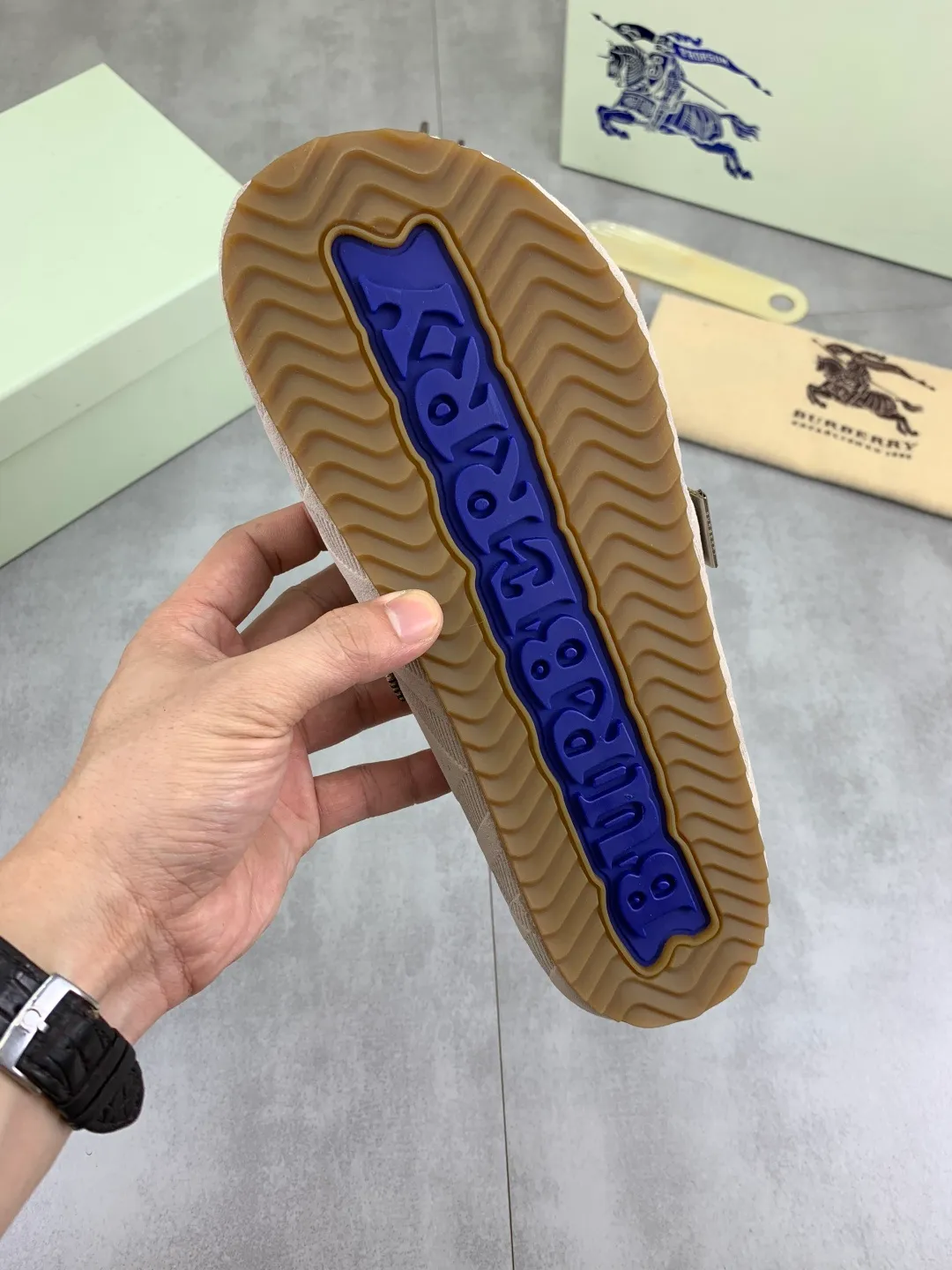 Men's Men's Shoes 💰P620 💰【New Style】Top Version 🆘【Burberry】New Burberry Slippers are on the market with perfect workmanship! 🔥Perfect shape and top quality🙈Non-slip and wear-resistant high-end rubber outsole👣Versatile and comfortable shoes, standard size: 39-45 (38 46 customized) 5️⃣colors available Top-quality packaging